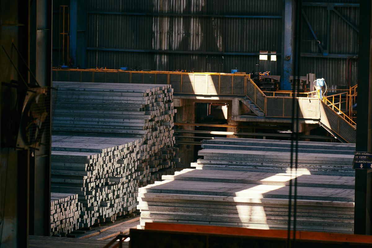 Matières métalliques préparées en entrepôt industriel
