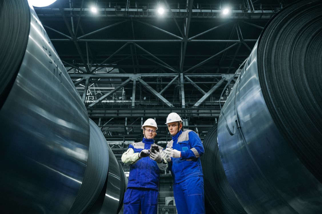 Inspection de bobines d’acier en usine — photographie d’illustration