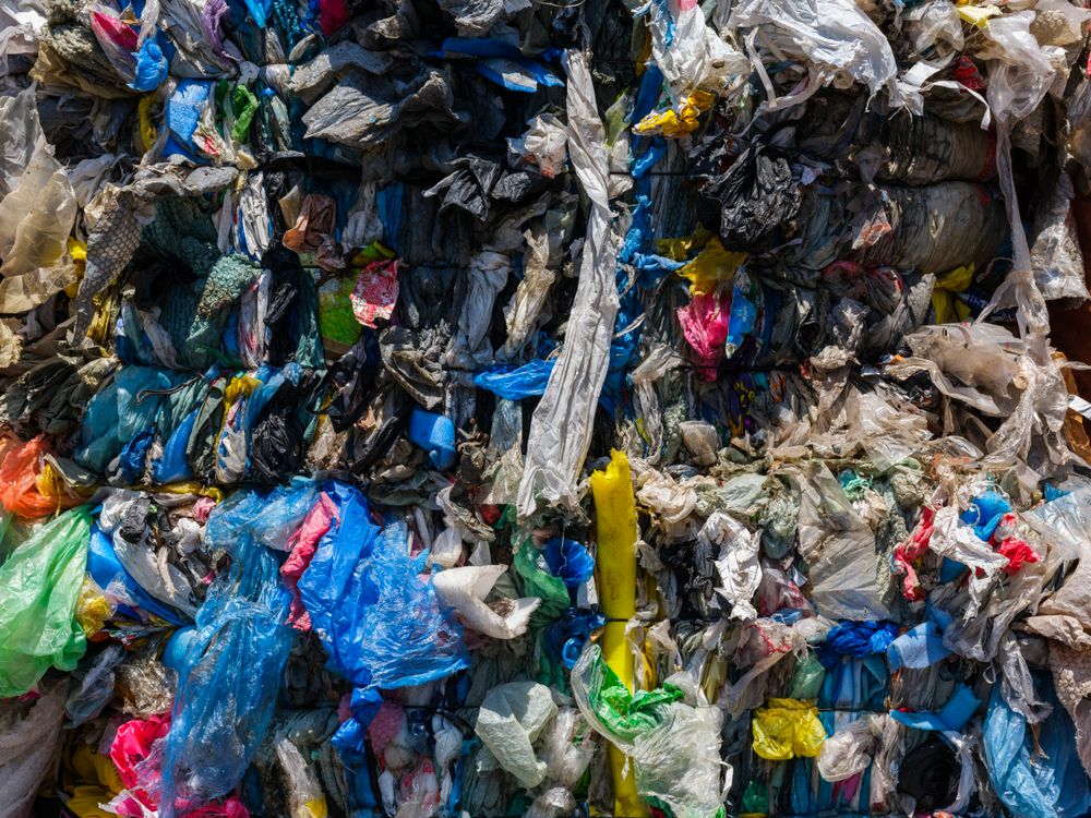 Plastiques compactés en balles dans un centre de recyclage
