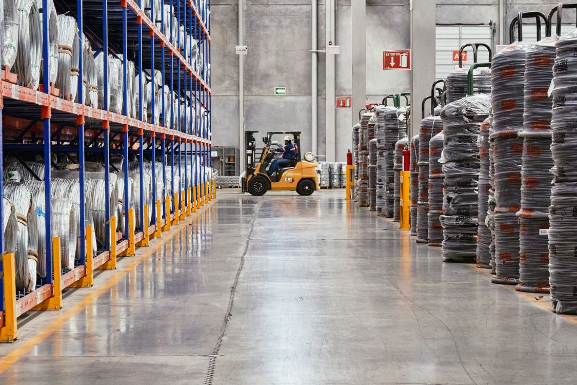 Lots de produits industriels entreposés sur palettes et en rayonnages